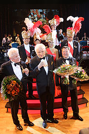Narrhalla Soirée: Udo Wachtveitl und Miroslav Nemec mit dem Karl Valentin Orden 2016. Rechts im Bild Laudator Josef Schmid (©Foto: Martin Schmitz)